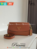 GUESS COLDELIA LOGO FLAP BAG กระเป๋าสะพายไหล่ หนังสวยหรู พิมพ์ลาย อะไหล่ทอง เปิดปิดด้วยกระดุมแม่เหล็ก มีช่องเล็กด้านหน้าหนึ่งช่อง ด้านในใส่กระเป๋าสตางค์ยาว มือถือได้ทุกรุ่น พร้อมช่องซิปแยกให้ มาพร้อมสายสะพายไหล่ปรับและถอดได้ ไอเท็มล่าสุดใบนี้ต้องมีนะคะ