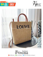 Loewe Leather-trimmed Raffia Tote / Loewe Tote Bag กระเป๋าโท้ท รูปทรงสวยงามสานเต็มใบ และยังโดดเด่นด้วยโลโก้ สีโทนอุ่น ทำให้ไอเท็มนี้ ภายในกระเป๋าใหญ่โล่งกว้าง ใบนี้เหมาะกับสายแฟชั่นมากๆ
