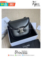 CELINE TEEN BESACE TRIOMPHE IN SHINY กระเป๋าสะพายคาดลำตัวรุ่นนี้นับว่าเป็นกระเป๋าอีกหนึ่งรุ่นในซีรีส์ Triomphe ที่ได้รับความนิยมอย่างมาก ด้วยรูปร่างทรงโค้งมนมีความคลาสสิกตามแบบฉบับแบรนด์