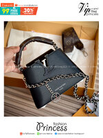 LV Capucines East-West Mini Bag กระเป๋าถือสุดหรู ดีไซน์สวยสีดำคลาสสิค ไซส์มินิดีงามม้ากกกก!! มาพร้อมหูจับในตัว ด้วยรูปทรงวินเทจ ทำให้ไอเท็มนี้สะกดทุกสายตาจริงๆ