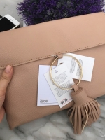 Best Item ! ASOS Clutch bag with Ring รุ่นหายาก 🌼 กระเป๋าสะพาย ลายหนังหรูมาก ตัวกระเป๋าขนาดกะทัดรัด ประดับพู่และวงแหวนสีทอง เก๋มากๆคะ พร้อมช่องใส่จองจุกจิก น้ำหนักเบา เข้ากับชุดได้ง่าย ถือ ออกงานParty ได้สบายเลย แถมสีเข้ากับชุดง่ายมาก ใบนี้ Don&apo