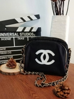 ุ่นใหม่ล่าสุด !! Chanel Cosmetic Bag With Chain VIP Gift With Purchase กระเป๋าสะพายทรงสวย วัสดุ Nylon เต็มใบ สีดำดีไซน์ทรงกลมด้านหน้าประดับโลโก้แบรนด์วิ้งๆสวยหรูดูดี เปิดปิดด้วยซิป หัวซิปแบรนด์อะไหล่ทอง ด้านในมีช่องใหญ่สองช่อง จุของได้เยอะมากเว่อคะ จะสะพา