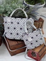 รุ่นขายดี ' Matte Color ' ✨✨ สีด้าน มีให้เลือกถึง 4 สี 🍭🍭แถมยังลาย Limited edition หายาก 👍ปรับทรงได้ 2 แบบ น่ารักมาก จากแบรนด์ David Jones กระเป๋าสะพายข้างดีไซน์เกร๋มาก สีสวยหรูมาก ขนาดกะลังดีเลย น้ำหนังเบาม