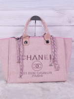 Chanel Tote canvas premium gift จากแบรนด์ Chanel กระเป๋าสะพาย Chanel Tote canvas โลโก้ปัก กระเป๋า ทรง Tote ผ้า canvas เนื้อหนาอย่างดี มีซับใน ด้านหน้าปักโลโก้แบรนด์หรู **จุดเด่นที่ หูจับมี 2 แบบคือ แบบสายหนัง และ โซ่ สามารถ สะพายไหล่ได้คะ ใบใหญุจุของคุ้ม 