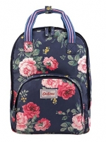 Cath Kidston Backpack Bag กระเป๋าสะพายสไตล์ vintage เป็นอีกรุ่นที่สาวๆ ถามถึงเยอะค่ะ วัสดุเป็น Canvas เคลือบ PVC กันน้ำ ทำความสะอาดง่าย น้ำหนักเบา เปิดปิดด้วยซิปรอบสะดวกใช้ ด้านหน้าประดับโลโก้ Cath Kidston พร้อมช่องซิปเล็กด้านนอกใส่กระเป๋าสตางค์ มือถือได้