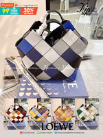 LOEWE SURPLUS LEATHER WOVEN BASKET BAG IN CLASSIC CALFSKIN พร้อมส่ง 5 สี ใหม่ล่าสุดและสวยที่สุด กระเป๋าสะพานที่ถักทอด้วยความปราณีต โดดเด่นด้วยสีที่จับมาคอนทราสได้ลงตัว ใบใหญ่จุได้แบบเน้นๆ วัสดุหนังวัวแท้เต็มใบ หรูเลิศ ปากกระเป๋ามีสายหนังสำหรับผูกรวบปากกระ