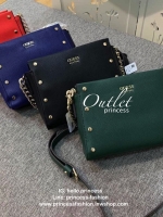 Guess Stephanie Top Zip Mini Crossbody กระเป๋าสะพายรุ่นฮิตจาก GUESS FACTORY วัสดุ Saffiano PU คุณภาพดี นิ่ม น้ำหนักเบา ด้านหน้าประดับด้วยโลโก้แบรนด์สุดหรู เปิดปิดกระเป๋าด้วยซิปสะดวกใช้ ด้านในโล่งกว้างมีช่องซิปและช่องเล็กสำหรับใส่ของ ซับในลายแบรนด์ สายสะพา