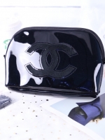 Chanel beauty VIP gift bag CC Patent 2017 With original box ภูมิใจนำเสนอมากค่ะรุ่นนี้ หรูหราไฮโซ ขนาดกำลังดีกำลังน่ารัก วัสดุหนังแก้วมันสวยหรู ด้านหน้า ตกแต่งโลโก้แบรนด์บนเฟอร์สีดำ สายโซ่ยาวสีดำสุดหรู สายถอดเก็บได้ ด้านในบุผ้ามันสีแดง ปั้มแบรนด์ จุของได้เ