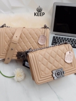 สีใหม่ รุ่นขายดี ' Cozy Beige ' !!!! KEEP Quited Boy Bag กระเป๋า ทรง boy style KEEP LOOK Cool มากๆ เลยน๊าใบนี้ ไม่มีถือว่า Out มากๆ 💘ตัวกระเป๋าอยู่ทรง ทำจากหนังแกะสังเคราะห์นิ่ม-ตึงสวย สายโซ่ มีที่รองไหล่ สะพายสบายคะ สายปรับ สั้น ยาวได้ค