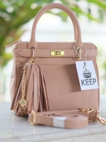รุ่นใหม่ล่าสุด หนังแกะสวยมากคะ สี Nude Pink รุ่น KEEP sheep leather office hand bag with frink key สวย น่ารัก ขนาดตอบทุกโจทย์การใช้งาน เห็นแล้ว #เลิฟเลยค่า ตัวกระเป๋าขนาดกำลังดี หนังแกะ สวยมาก ดูแลรักษาง่าย ประดับด้วยพู่ ฟรุ้งฟริ้งสุดๆ ทำให้กระเป๋าเก๋ ขึ้