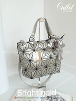 David Jones กระเป๋าสะพายข้างดีไซน์เกร๋มาก สีสวยหรูมาก ขนาดกะลังดีเลย น้ำหนังเบามากคะ สีใหม่ Bright gold