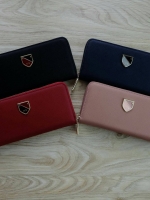 LYN Long Wallet กระเป๋าสตางค์ใบยาว วัสดุหนังลาย Saffiano - ตัวกระเป๋าเปิด - ปิดด้วยซิปรอบ - ภายในมีช่องใส่บัตรหลายช่อง มีช่องใส่ธนบัตร และช่องซิปใส่เหรียญค่ะ