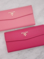 Wallet ยาวแบบพับกระดุม ก็มาแล้วน้าาา **สวยมากกกก ได้กระเป๋าอเนกประสงค์ทงานพรีเมี่ยมกิ้ฟ จากเคาเตอร์ต่างประเทศ จากแบรนด์ PRADA มาค่า เป็นกระเป๋าหนังใบยาว ลายหนัง saffiano ตามแบบฉบับของแบรนด์เลย มีช่องใส่บัตร ถึง 12 ช่อง และช่องซิปใส่ของจุกจิกได้คะ ขนาดกำลั