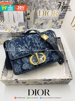 หนังแท้ DIOR Montaigne Denim Bag Blue Dior Jacquard กระเป๋าสะพายทรงกล่องเปิดหน้า งานหนังแท้และเดนิมแจ็กการ์ดอย่างดี แต่งอะไหล่CD ด้านหน้า มาพร้อมสายสะพายสามารถปรับระดับได้ ทรงสี่เหลี่ยมหนังเรียบสวยหรูอยู่ทรง ภายในโล่งมีโลโก้สามารถใส่มือถือของใช้จุกจิกได้ 
