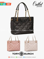 Tory Burch Fleming Soft Small Tote Bag เป็นกระเป๋าสะพายไหล่น่ารัก ๆ สักใบที่มีดีไซน์โดดเด่น สะดุดตา ใน Collection เรียกได้ว่าขายดีอันดับต้น ๆ ของแบรนด์ ใช้ได้ในลุคช์ทางการและกึ่งทางการ ดีเทลการตัดเย็บพิมพ์ลายนูนคู่กับแพทเทิร์นสี่เหลี่ยมทรงเพชร ที่ช่วยเพิ่