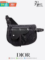 หนังแท้ CHRISTIAN DIOR SADDLE POUCH Black Dior Oblique Jacquard พร้อมส่งที่ไทย กระเป๋า Saddle pouch คู่ใจขนาดกะทัดรัดและเหมาะสำหรับใช้ในชีวิตประจำวัน วัสดุหนังแท้และผ้าแจ็คการ์ดอย่างดีทั้งใบ เกรดออริจินอลหนังแท้ทั้งใบ ภาพสินค้าถ่ายจากงานขายจริง ใช้งานต่าง