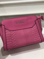GUESS CROSSBODY BAGกระเป๋าสพายทรงสุดฮิต ดีไซรีหรู หนังสวยอยู่ทรง ภายในมีช่องซิป เปิดปิดง่ายด้วยซิป อะไหล่สีเงินดูหรู สายสพายปรับได้ มีหมุดรองฐานทั้งสี่ กันฐานเป็นรอยได้ดี รุ่นแนะนำสินค้าคุณภาพจากแบรนด์นี้การันตีความสวยคะ