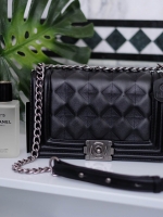 สินค้าเข้าใหม่ล่าสุดเลยค่า KEEP analog chain bag สวย หรู มากๆ เลยค่า กระเป๋าทรงboy ลายปัก analog ตามแบบฉบับแบรนด์ สวยงามมากคะ ขนาดกำลังดี หนังสวยสุดๆ สายโซ่ มีที่รองไหล่ สะพายสบายคะ สายปรับ สั้น ยาวได้คะ เข้ากับชุดได้ง่ายมากๆ ใบนี้รับประกันความสวยคะ ดีต่อ