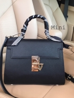 รุ่นใหม่ล่าสุด 👑จากแบรนด์ KEEP รุ่น Madame handbag *จุดเด่นที่ >หนัง saffiano ลายหนังสวย ดูแลรักษาง่าย >สีดำ ถือสะพายเข้าง่ายกับทุกชุด > อะไหล่ทอง หรูมากคะ