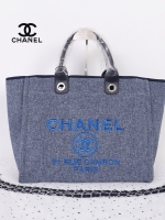 Chanel Tote canvas premium gift จากแบรนด์ Chanel กระเป๋าสะพาย Chanel Tote canvas โลโก้ปัก กระเป๋า ทรง Tote ผ้า canvas เนื้อหนาอย่างดี มีซับใน ด้านหน้าปักโลโก้แบรนด์หรู **จุดเด่นที่ หูจับมี 2 แบบคือ แบบสายหนัง และ โซ่ สามารถ สะพายไหล่ได้คะ ใบใหญุจุของคุ้ม 