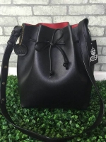 Bucket ทรงสวยจาก แบรนด์ KEEP มาคะ รุ่นนี้หนังเนื้อดี สวยมากคะ ด้านในสีแดง มีกระเป๋าซิป ด้านใน ถอดได้คะ รุ่นนี้ จุดเด่นที่ทรงสวย น้ำหนักเบา จุของได้เยอะมากคะ ใครที่ชอบทรงนี้ห้ามพลาดเลยคะ แนะนำ