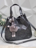 สดใสรับต้นปีกันด้วย กระเป๋าทรงสุดฮิตจากแบรนด์ David Jones อัดลาย Diamond หายาก ใบนี้ มาพร้อมกับน้องกระต่าย Bunny DV diamonds to สีเข้า set กับกระเป๋าคะ กระเป๋า 2in1 ปรับได้ 2 ทรง ตัวกระเป๋าเย็บติด ด้วยแผ่นอคิลิค สุดหรู ดีไซน์เกร๋ **จุดเด่นที่ น้ำหนักเบา ส