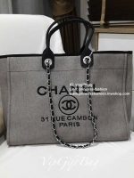 Chanel tote canvas bag จากงานพรีเมี่ยม VIP GIFT รุ่นดังเลยค้า Size ใหญ่อลัง บอกเลยว่า *งานดีที่สุด ตัวกระเป๋า กระเป๋าผ้าเป็นผ้า canvas เนื้อดีสมราคา สัมผัส นุ่มลื่นมือมากกกก อะไหล่เงินปั้มแบรนด์แท้ทั้งใบ ด้านหน้าปัก logo แบรนด์สุดหรู จุของได้เยอะมากก มีช่