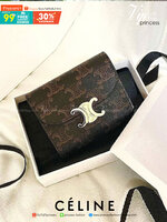 พรีเมี่ยมกิ๊ฟแท้ 100% 】CELINE SHORT WALLET VIP GIFT WITH PURCHASE (GWP) พรีเมี่ยมกิ๊ฟ Limited จาก CELINE HAUTE PARFUME DUTYFREE COUNTER วัสดุ Triomphe Canvas หนังสวยอยู่ทรงปั้มโลโก้