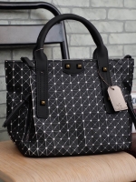 สินค้ามาใหม่ค่า สี ดำด้าน ลายใหม่ 😊 ทรงสุดฮิตจากแบรนด์ David Jones กระเป๋า ทรง Tote ตัวกระเป๋าเย็บติด ด้วยแผ่นอคิลิค สีดำสุดหรู ดีไซน์เกร๋ #จุดเด่นที่ น้ำหนักเบา สามารถ ถือ หรือ สะพายไหล่ได้คะ ใบใหญุจุของคุ้ม แต่น้ำหนักเบาคะ มีใบเดียวจบ #ควรมีติดต