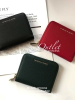กระเป๋าสตางค์ใบสั้น CHARLES & KEITH เปิด - ปิดกระเป๋าด้วยซิปรอบ ด้านในมีช่องใส่บัตร ช่องใส่ธนบัตร ช่องใส่รูป และช่องซิปค่ะ