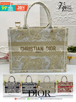 CHRISTIAN MEDIUM DIOR BOOK TOTE เอกลักษณ์ของความหรู เป็นทางช็อปปิ้งBag ที่ต้องมี ภายในโล่งกว้างมาก ใส่ของแบบแน่นๆ จุๆไปได้เลย น้ำหนักเบาสบาย งานออริปักขึ้นรูปสวยมาก มี code stamp พร้อมส่งที่ไทย ภาพสินค้าถ่ายจากงานขายจริง ใช้งานต่างประเทศได้ค่ะ