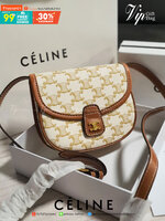 CELINE CROSSBODY BAG VIP GIFT WITH PURCHASE (GWP) พรีเมี่ยมกิ๊ฟ Limited Edition จาก PERFUME DUTYFREE COUNTER กระเป๋าทรงครอสบอดี้ วัสดุหนังทั้งใบ ด้านในเปิดปิดด้วยกระดุม มีช่องใส่ของโล่งกว้าง iphone(เล็ก) ลิปสติก และเงินได้ มาพร้อมสายหนังยาว สไตล์นี้จะสะพา
