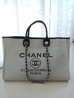 รุ่นใหม่ล่าสุด!! ที่สาวๆรอคอย Chanel tote canvas bag จากงานพรีเมี่ยม VIP GIFT รุ่นดังเลยค้า Size ใหญ่อลัง บอกเลยว่า **งานดีที่สุด ตัวกระเป๋า กระเป๋าผ้าเป็นผ้า canvas เนื้อดีสมราคา สัมผัส นุ่มลื่นมือมากกกก อะไหล่เงินปั้มแบรนด์แท้ทั้งใบ ด้านหน้าปัก logo แบร