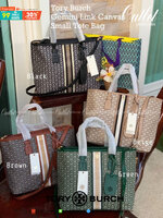 ของแท้ 💯% Tory Burch Gemini Link Canvas Small Tote กระเป๋าสุดปังจากทอรี่ เบริช์(Tory Burch) อย่างเจมิไนลิงค์ ในทรง tote bag ซึ่งผลิตจากผ้าใบเคลือบผิวด้าน มีเอกลักษณ์โดดเด่นที่ลายทางตรงกลาง