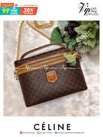 หนังแท้ CELINE VANITY VINTAGE BAG / Celine Macadam Vanity Bag Dark brown กระเป๋าถือ ใส่เครื่องสำอางค์หรือของใช้ต่างๆได้ ภายในโล่งกว้าง ซิปรอบใช้งานง่าย จุของได้เยอะ เกรดออริจินอลงานหนังแท้ทั้งใบ พิมพ์ลายคมชัด ปั้มลายชัดเจน ภาพสินค้าถ่ายจากงานขายจริง ใช้งา