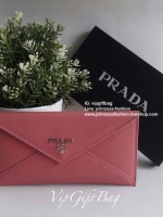 พร้อมส่งครบสีค่าาา กระเป๋าสตางค์ยาว *ทรงหรู จากงานพรีเมี่ยมกิ้ฟ จากเคาเตอร์ต่างประเทศ จากแบรนด์ PRADA ลายหนัง saffiano ของแท้ 100% เปิดปิดฝาพับ มีช่องใส่บัตร 6 ช่อง ด้านในมีช่องใหญ่2ช่อง ใส่ได้ถึงแบงค์พัน หรือจะใส่มือถือได้ถึง Iphone+ และช่องซิปใส่ของจุกจ