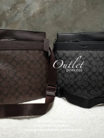 Coach crossbody bag กระเป๋าสะพายข้าง crossbody สำหรับคุณผู้ชาย วัสดุหนังลาย signatire brand แบรนด์ ด้านหน้ามี 2 ช่องซิป ด้านหลังมีช่องใส่ ภายในแบ่งเป็น 2 ช่อง ใส่ wallet ยาว มีช่อง ใส่ tablet พร้อมกระดุมล็อค ใบนี้ใส่ของได้จุ เป็นสัดส่วย สายสะพายยาวปรับระด