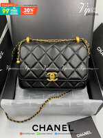 หนังแท้ VIP GIFT CHANEL CLASSIC CROSSBODY CHAIN IN BLACK BAG งานหนังแกะสีดำสุดคลาสสิก เรียบหรู มีกิมมิกน่ารักๆ หนังฟูทุกช่องสวยมากๆ อะไหล่สีทอง สวยสุดๆ เลยค่ะ