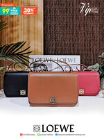 LOEWE CROSSBODYBAG VIP GIFT WITH PURCHASE (GWP) กระเป๋าสะพายพรีเมี่ยมกิ๊ฟ Limited Edition จากน้ำหอม LOEWE DUTY FREE วัสดุหนังแท้ Calf Leather หนังเรียบสวยอยู่ทรงดีไซน์สุดคลาสสิค เปิดปิดด้วยฝาปิดโลโก้แบรนด์อะไหล่ทองหรู ภายในมีช่องแบ่งหลายช่องแยกเป็นสัดส่วน