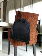 Chanel VIP Gift Backpack (พร้อมส่งโลโก้ขาว) สินค้าเป็นของแท้ ใหม่จากเค้าเตอร์เครื่องสำอาง/น้ำหอมแบรนด์ กระเป๋าเป้ของแท้จาก Chanel VIP Gift Bag วัสดุไนล่อน หัวซิปทำจากหนังปั้มชื่อแบรนด์ ด้านในเป็นช่องกว้าง และมีช่องซิปเล็ก ตัวสายสะพายด้านหลังเลื่อนปรับได้ค