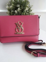 VICTORIA SECRET CLUTH & CROSSBODY BAG กระเป๋าสะพายข้าง แบบเรียบหรู วัสดุทำจากหนัง PU น้ำหนักเบา ด้านในมีช่องใส่ของหลักพร้อมช่องซิป ด้านหลังมีช่องเล็กอีก 1 ช่อง สายสะพายสามารถถอดออกหรือปรับระดับได้ ด้านในใส่กปต.ยาว + มือถือได้ทุกรุ่น ใบนี้แนะนำเลยค้า