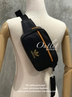 Adidas mini waist bag กระเป๋าสะพายคาดอกหรือคาดเอวขนาดมินิ วัสดุหนังpuลายหนังแกะเทียม มีช่องซิปใช้งาน2ช่อง ใส่โทรศัพท์มือถือได้ทุกรุ่น สายสะพายปรับความยาวได้ฟรีไซส์ ออกแบบมาเพื่อใช้งานได้ทั้งหญิงและชายเลยคร้า!!