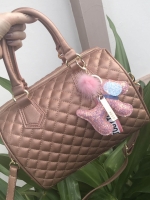 สีมาใหม่ล่าสุด ขนาด มินิ หนังแกะสวยมากคะ >> สี Metallic Rose และสี Metallic gun สำหรับ KEEP quited leather Pillow bag สวย น่ารัก ขนาดตอบทุกโจทย์การใช้งาน เห็นแล้ว **หลงรักเลยคะ ตัวกระเป๋าขนาดกำลังดี จุของคุ้ม หนังแกะ สวยมาก ดูแลรักษาง่าย **ตกแต่งด้ว