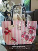 Victoria's Secret Vintage Flower Print Shoulder Bag กระเป๋าสะพายสไตล์วินเทจจาก Victoria's Secret หนัง Saffiano สกรีนลายดอกไม้เปิดปิดด้วยซิป หัวซิปโลโก้ VS ด้านหน้าประดับตัวอักษร VS ภายในดำมีช่องซิปและช่องใส่ของ จุได้เยอะค่ะ ใส่เอกสาร A4 หนังสือ 