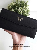 Best Seller~~ กระเป๋าสตางค์ยาว **ทรงหรู จากงานพรีเมี่ยมกิ้ฟ จากเคาเตอร์ต่างประเทศ จากแบรนด์ PRADA ลายหนัง saffiano ของแท้ 100% มีช่องใส่บัตร ถึง 12 ช่อง และช่องซิปใส่ของจุกจิกได้ น้ำหนักเบา จับถนัดมือ ขนาดกำลังดีคะ ถือแล้วดูดี อะไหล่ทองสุดหรู **ใช้แล้วสวย