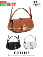 VIP 】CELINE TABOU CLUTCH BAG CELINE MINI CROSSBODY BAG (GWP) วัสดุ Triomphe Canvas หนังสวยอยู่ทรงกันน้ำได้ ขนาดกำลังน่ารัก การออกแบบที่เน้นความเรียบแต่หรู มาพร้อมสายสะพายสั้นและสายสะพายยาว สำหรับสะพายไหล่ สายปรับระดับสั้น-ยาวได้ (ถอดไม่ได้) โดดเด่นที่ด้าน