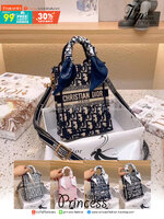 DIOR Mini Book Tote Phone Bag กระเป๋าสะพายทรงมินิโท้ท Shopping พร้อมสายสะพายสวยคลาสสิคถอดได้ ถือหรือสะพายได้ พกพาสะดวก ใช้งานง่ายสุดๆ วัสดุงานทอละเอียดคุณภาพดี ภายในเป็นช่องโล่ง ใบจริงงานสวยเกินเบอร์!! สวยงามเกินราคา ไม่ผิดหวังจ้า