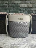 3สี Guess Bucket Bag กระเป๋ารุ่นใหม่ล่าสุด อวดไอเทมแสนเก๋กับกระเป๋าทรงถังสุดน่ารัก พิมพ์ลายรอบใบ วัสดุ Saffiano PU คุณภาพดี นิ่ม น้ำหนักเบา ด้านหน้าประดับด้วยโลโก้แบรนด์สวยโดดเด่น เปิดปิดด้วยเชือกหนังใช้หูรูดปลายเชือกประดับอะไหล่เงินสะดวกใช้ ด้านในโล่งกว้