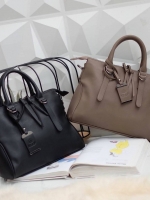 ทรงสวยขายดีมาก 👑จากแบรนด์ KEEP ทรง รุ่น Parish hand bag with cute taddy จุดเด่นที่ >หนังเนื้อดี นิ่มมาก >น้ำหนักเบา >ถือสะพายเข้าง่ายกับทุกชุด