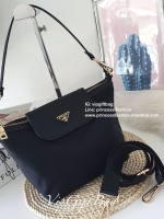 กระเป๋าผ้าไนล่อน MINI Longchamp Style รุ่น Limited edition จากแบรนด์ PRADA ตัวนี้ไซส์ mini🐰 **กำลังน่ารักคะ อะไหล่ทองทั้งใบ เปิดปิดด้วยซิป ด้านในมีช่องใส่ของ แบ่งเป็นสัดส่วน ใส่กปต.ยาว IPADmini ได้สบาย มีทั้ง สายสั้น คล้องไหล่ก็เกร๋ สายยาวคล้องเป็